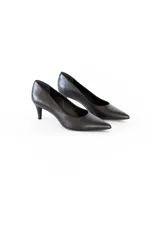 Zapato de tacón stiletto negro de cuero, con punta fina y tacón de aguja de 5 cm.