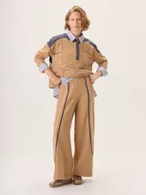 Pantalón de pierna ancha confeccionado en algodón, con pretina elástica y detalle de costuras verticales en contraste a lo largo de las piernas.