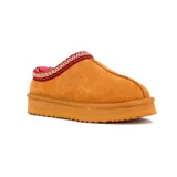 Pantufla de cuero gamuzado color camel con plataforma dentada y detalle de cinta tejida decorativa en el borde superior.