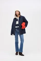 Campera de gabardina color marrón con cuello de pana en tono oscuro. Presenta cierre frontal con botones a presión, bolsillos laterales con solapa y diseño de calce clásico.