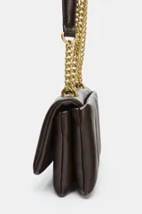 Bolso mini bandolera de efecto acolchado, color marrón oscuro, con pespuntes verticales. Posee asa de cadena dorada que puede usarse como doble asa de hombro. Cierre mediante solapa y botón imantado.