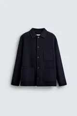 Sobrecamisa de corte regular confeccionada en tejido de lana doble faz, con cuello solapa, manga larga con puño abotonado, cierre frontal de botones y bolsillos de plastrón en pecho y cadera.