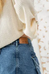 Minifalda de jean azul con bolsillos cargo frontales.