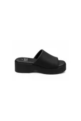 Sandalia de plataforma color negro con capellada ancha acolchada, diseño minimalista y suela corrida.