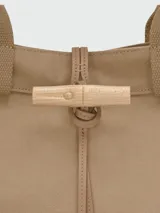 Bolso tipo shopper de gran tamaño, color caqui, con cierre de broche de madera y tira de cuero ajustable. Cuenta con doble asa de mano y diseño minimalista.