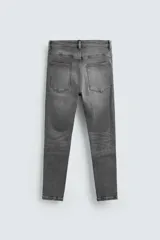 Jeans de hombre, corte skinny y largo cropped, color negro lavado. Presenta cinco bolsillos y cierre frontal con cremallera y botón.