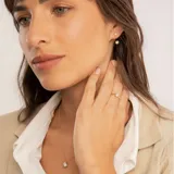 Conjunto compuesto por cadena fina y dije circular con circonia central engastada en oro 18k.