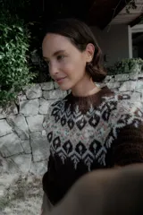 Buzo de punto color marrón chocolate con diseño de estampado nórdico en el canesú, cuello redondo y mangas largas.