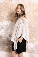 Poncho tejido en lino color crudo con lurex. Diseño oversize.