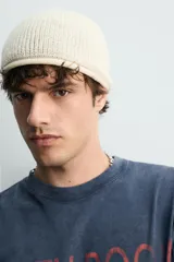 Gorro de punto tejido en hilatura de lino, con diseño clásico y acabado con vuelta en el borde.