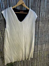 Vestido corto plateado con escote en V y mangas cortas.