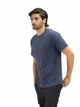 Remera de cuello redondo y manga corta, confeccionada en tejido técnico dry fit con acabado vintage wash. Presenta un diseño minimalista y versátil, ideal para actividades deportivas o uso diario.