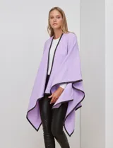 Ruana de tejido suave color azul oscuro, con vivos de ecocuero negro en los bordes.