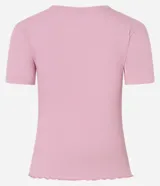 Blusa básica de manga corta y cuello redondo, confeccionada en viscosa texturizada de canalé con elastano y detalle de terminación ondulada en el bajo.