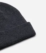 Gorro de lana acrílica con diseño básico y borde doblado.