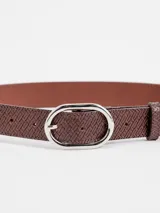 Cinto de cuero color beige con textura trenzada y hebilla metálica plateada de forma ovalada.