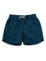 Short de baño azul oscuro con cintura elástica y cordón de ajuste en color claro. Presenta forro interior estampado y un pequeño logo bordado en la pierna derecha.