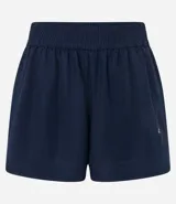 Bermuda deportiva corta de microfibra ligera, color lila, con cintura elástica funcional y textura de agueros.