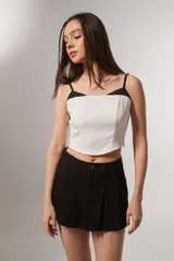 Top blanco con escote recto, breteles finos negros y corte cropped.