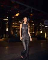 Mono largo negro de red con frunces en el frente y corte acampanado.