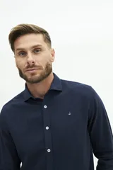 Camisa de manga larga color beige claro, confeccionada en una mezcla de lino y algodón. Presenta un corte semi slim, cuello camisero y un pequeño logo bordado en el pecho.