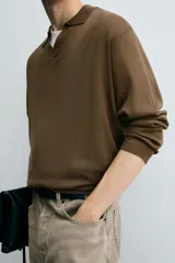 Polo de punto de manga larga con cuello solapa y abertura frontal, confeccionado en tejido de viscosa con acabado en rib.