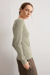 Remera de manga larga con diseño de rayas horizontales en color verde y crudo, con escote bote y ajuste clásico al cuerpo.