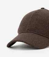 Gorra con visera curva de fieltro color tostado y ajuste trasero por velcro.