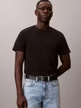 Remera de algodón negro con cuello redondo, manga corta, corte clásico y sutil monograma bordado en el pecho.