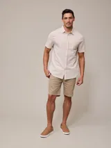 Camisa de manga corta con rayas verticales azules y blancas, confeccionada en algodón.