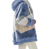 Campera peluda de mujer marca United Uy, con capucha y cierre frontal de cremallera. Presenta diseño de rayas horizontales en bloques de colores blanco, gris, beige y negro, con textura de piel sintética y puños elásticos.
