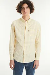 Camisa de manga larga con estampa de cuadros vichy en tono amarillo claro y blanco, corte regular, cuello abotonado y bolsillo frontal en el pecho con etiqueta roja de la marca.