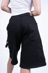 Bermuda de jean celeste, tiro alto, corte holgado y largo a la rodilla.