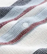 Camisa de hombre de manga corta con cuello tradicional y abotonado frontal. Presenta un tejido texturizado con un patrón de rayas verticales en tonos beige, blanco y marrón claro.