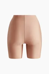 Culotte moldeador de microfibra color beige, de tiro alto, con leve efecto moldeador en cintura, glúteos y caderas. Cuenta con refuerzo interior y ribetes cortados por láser para mínima visibilidad bajo la ropa.