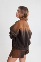 Campera de denim azul con calce boxy, cuello clásico, cierre con botones metálicos, mangas largas con puños abotonados, dos bolsillos frontales con solapa y parche con logo en el frente.