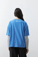 Remera de manga corta con calce relajado y cuello redondo, confeccionada en algodón liso de color azul.