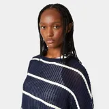 Sweater de punto calado azul marino con rayas horizontales blancas, cuello redondo, mangas amplias y texto EMESTUDIOS tejido en la manga.