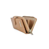 Billetera larga de cuerina color celeste con efecto desgastado, solapa con broche a presión y placa metálica con la marca grabada. Cuenta con compartimento posterior con cierre metálico.