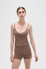 Musculosa deportiva al cuerpo de poliamida, color negro con detalles de ribete blanco en el cuello y los breteles anchos.