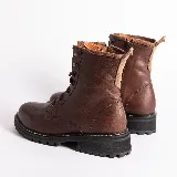 Borcego de cuero vacuno color negro, con diseño acordonado, suela de goma dentada y cierre lateral interno.