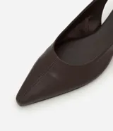 Zapatilla tipo slingback de cuero color marrón oscuro, con diseño de punta fina y talón descubierto con tira de ajuste.