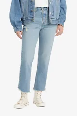 Pantalón de jean Levis modelo 501 Crop, color celeste claro, de corte recto, tiro alto y largo cropped con terminación desflecada.