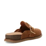 Zuecos de gamuza color marrón camel, con diseño destalonado y tira en el empeine con hebilla metálica dorada ajustable.