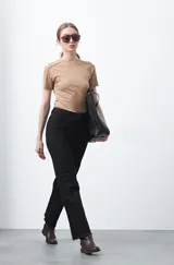 Remera de manga corta con cuello redondo a la base, de calce clásico y diseño minimalista con ruedo redondeado.