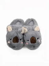 Pantuflas de peluche color tostado con diseño de cara de koala, orejas sobresalientes y suela de goma.