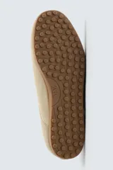 Zapatilla de cordones de estilo retro, con parte superior de serraje color bordó y detalles en piel lisa color rojo. Suela ultrafina de goma en tono marrón oscuro.