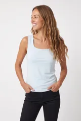 Musculosa básica color celeste con escote redondo y tirantes anchos.