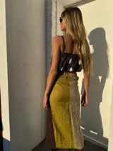 Top corto tipo balloon de color marrón oscuro, con breteles finos y diseño abullonado con elástico en el escote y el ruedo.