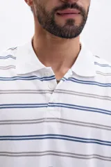 Sudadera tipo polo a rayas horizontales en blanco, azul y marrón claro, con cuello blanco y doble manga larga blanca.